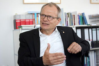 Ulrich Lilie_Geste_im Gespräch