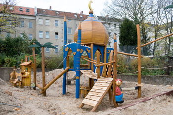 Spielplatz mit Halbmond