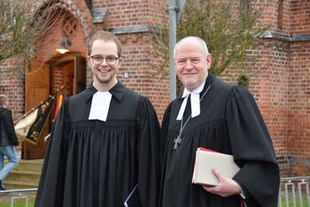 Sebastian Habeck und Lasup Gorka vor Kreuzkirche Bilshausen