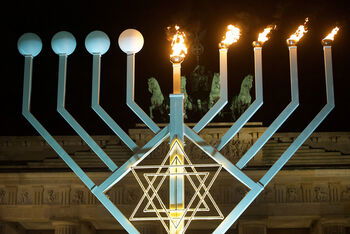 Chanukka-Leuchter Bild: epd / Zoellner