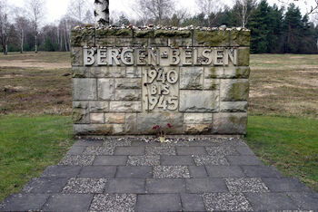 Bergen-Belsen_Gedenkstaette_Stein mit Aufschrift