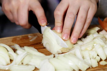 Kochen_Zwiebeln schneiden