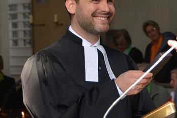 Ordination Holzminden_St Michaeliskirche, Bj&ouml;rn Scheffler vor Altar