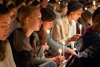 Taizé_Mädchen mit Kerzen