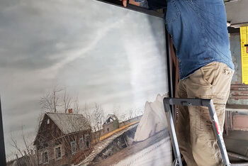 Tschernobyl Ausstellung_Hermann Buss haengt Bild auf