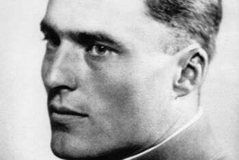 Claus Graf Schenk von Stauffenberg_schwarz weiss Portr&auml;t_akg-images