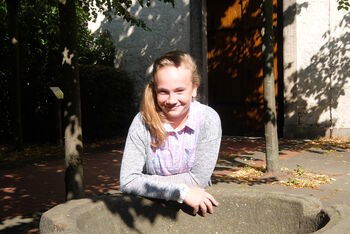 Grundschuelerin Manja_meldet Mutter zur Taufe an_Engelbostel