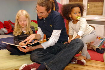 Kita_Erzieher und Kinder_Buch lesen