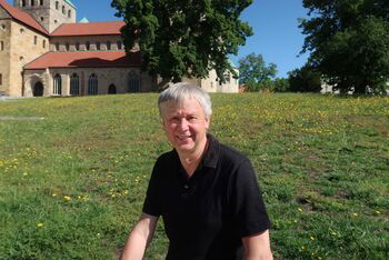 Lutz Kruegener_vor Michaeliskirche Hildesheim_Juni 2019