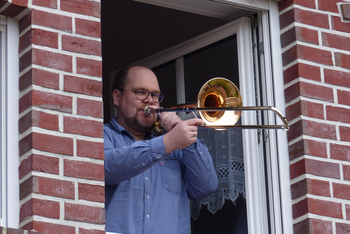 Ostern vom Balkon_Posaunenwerk Hannover_Mann Fenster