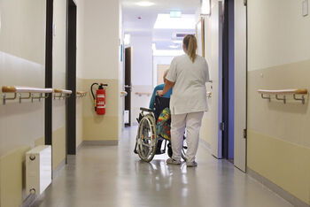 Pflegerin_Rollstuhl_Symbolbild_Juergen Blume_epd Bild