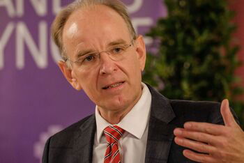 Landesbischof ernst_Landessynode_Handgeste