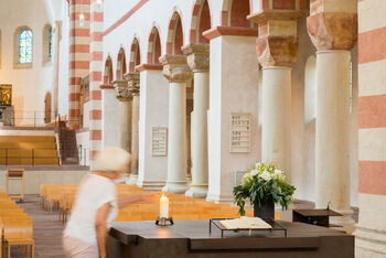 Micheliskirche_Kirchenteam_Kerzen Altarraum