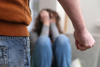 Haeusliche Gewalt_Symbolbild_Frau und Faust