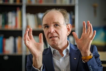 Landesbischof Ralf Meister_im Gespraech_epd (c) Jens Schulze