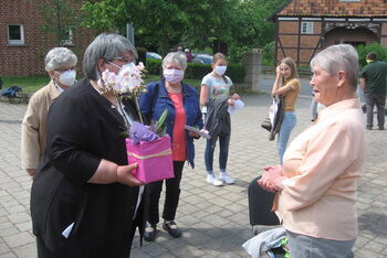 Gratulation mit Mundschutz_Magret Nolles