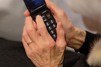 Alte Dame_Handy Hand_Norbert Neetz