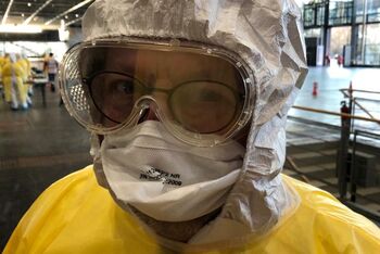 Kaum zu erkennen: Oberkirchenrat Thomas Och im Schutzanzug.