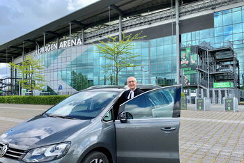 Autogottesdienst Wolfsburg_Chrstian Berndt vor VW