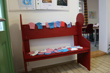 Masken auf Kirchenbank_Kirchenkreis Leine Solling