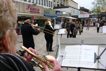 28 Choralmusik lockt interessierte Zuhörer. NEULAND-Bläserskulpturen in Wolfsburg. (c) by Silke Lindenschmidt