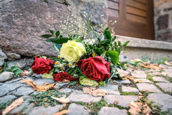 Blumen vor Synagoge_Halle_2020