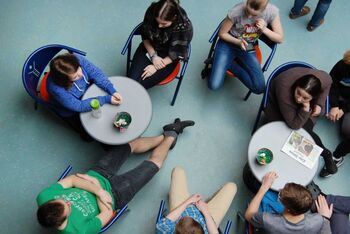 Symbolfoto_Jugendseelsorge_Jugendliche von oben_ZfSB