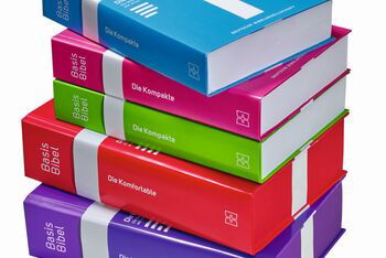 Ein Stapel der neuen BasisBibel-Ausgaben. Foto: Deutsche Bibelgesellschaft