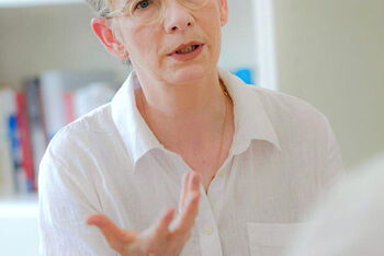 Petra Bahr_ernst_Handgeste