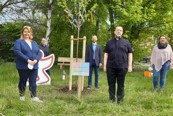 2021 Mai 19_Sternenkinder_Kirchenkreis pflanzt Gedenkbaum