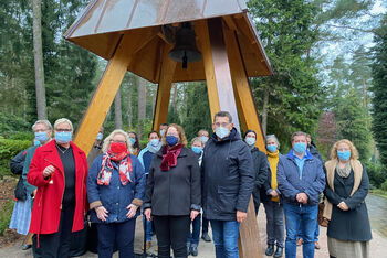 Übergabe_FriedhofsglockeMaschen.Foto-C.Wöhling (1)