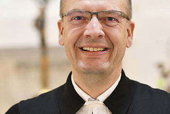 Thomas Adomeit_Oldenburg_Portrait lächelnd_Talar