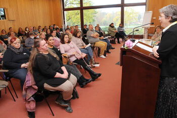 Kerstin Gäfgen-Track, Bevollmächtigte der Konföderation evangelischer Kirchen in Niedersachsen, spricht in Loccum vor rund 80 Elternvertreter*innen. Foto: Lothar Veit