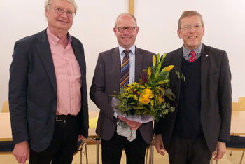 Fröhliche Gesichter nach der Wahl (von links): Pastor Uwe Junge, Vorsitzender der Kirchenkreissynode, Pastor Dr. Marc Wischnowsky und Regionalbischof Dr. Hans Christian Brandy. Foto: privat