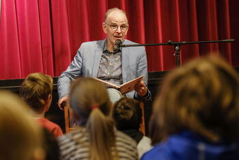 Landesbischof Ralf Meister beim Vorlesetag am 18.11.2022 in der Kinder- und Jugendbuecherei der ev.-luth. Lukaskirche in Hannover. Bild: Jens Schulze