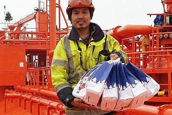 Für die Aktion „Weihnachten an Bord“ haben Mitarbeitende der Seemannsmission Geschenketüten gepackt. Foto: Seemannsmission Cuxhaven