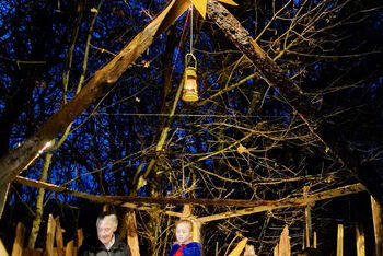 Der aufgebaute Stall von Bethlehem mit Peter Johannsen, Maria und Joseph und Esel Lotte - Foto: F. Fintrup