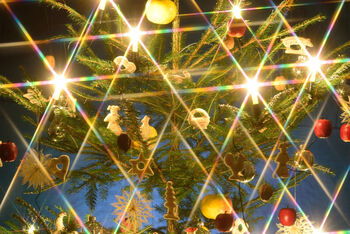 Zuckermännle schmücken vogtländische Weihnachtsbäume. Foto: epd