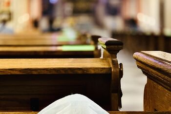 Kirche_Maske_Symbolfoto