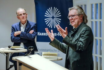 Philosoph Ralf Konersmann (rechts) im Gespräch mit Landesbischof Ralf Meister. Foto: Jens Schulze