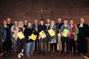 Sieben Frauen und vier Männer haben ihr Zertifikat als Berater*innen für die Konfi-Arbeit erhalten. Eingerahmt werden sie von Bettina Wittmann-Stasch, RPI (links), Sönke von Stemm, Kursleiter (Zweiter von links), und Marc Wischnowsky, Landeskirchenamt (rechts). Foto: Lothar Veit / EMA