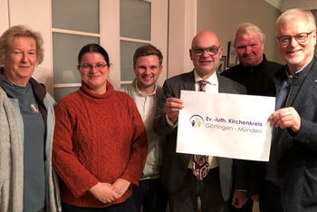 Sie präsentieren das neue Logo (von links): Monika Winkelbach und Hildgund Broda (Kirchenkreisvorstand), Steffen Magerhans (Kirchenkreissynode), Dr. Frank Uhlhorn (Leitender Superintendent), Dietmar Lambach (Kirchenkreissynode) und Thomas Henning (Superintendent). Foto: Bettina Sangerhausen