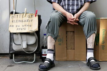 Ein älterer Mann bittet vor einem Supermarkt um Spenden. Die Angst vor Altersarmut in Deutschland steigt. Archivfoto: epd-bild / Alexander Stein