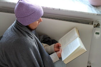 Die Heizungen sind wegen der hohen Energiepreise in vielen Wohnungen heruntergedreht. Foto: epd-bild / Anke Bingel