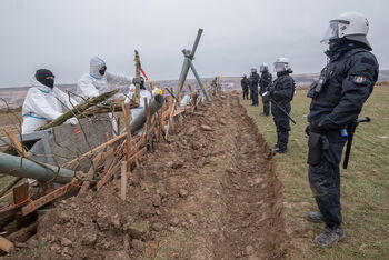 Klimaaktivisten protestieren gegen den Kohleabbau und wollen sich der Abbaggerung des Ortes Lützerath durch den Energiekonzern RWE widersetzen (Foto vom 10.01.2023). Foto: epd-bild / Guido Schiefer