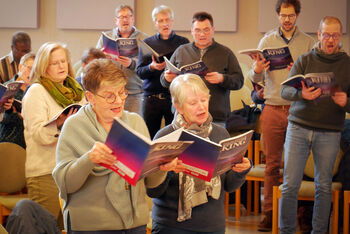Mehr als 100 Sängerinnen und Sänger trafen sich zu einer ersten Probe in den Räumen der Baptistengemeinde in Göttingen. Foto: Creative Kirche