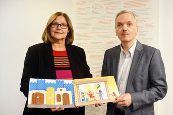 Angela Grimm und Andreas Chrzanowski mit der Fühlbibel. Foto: Andrea Hesse