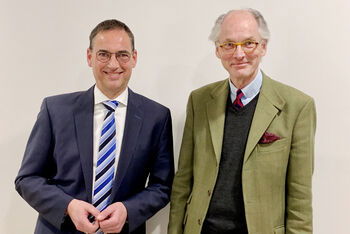 Dr. Stephan Vasel (links) wird neuer Superintendent des Kirchenkreises Hameln-Pyrmont. Mit ihm freut sich Dietrich Freiherr von Hake, Vorsitzender von Kirchenkreissynode und Wahlausschuss. Foto: Jens Riesener