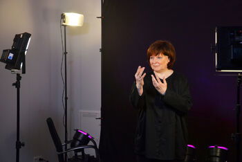 Pastorin Christiane Neukirch nimmt einen biblischen Wochenspruch in Gebärdensprache auf. Archivfoto: epd-bild / Andrea Hesse