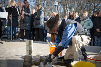 Der Künstler Gunter Demnig hat vor dem evangelischen Gymnasium Andreanum Stolpersteine verlegt. Bild: Gunnar Müller
